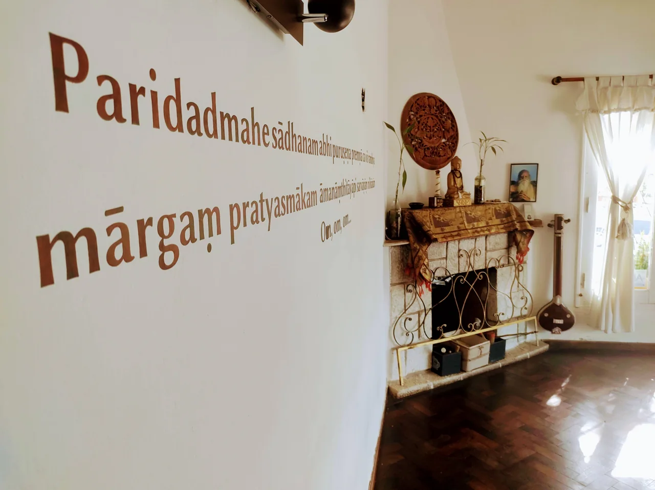 Interior de Yoga Shala con el mantra en la pared, sede donde nació Chakra Yoga®.