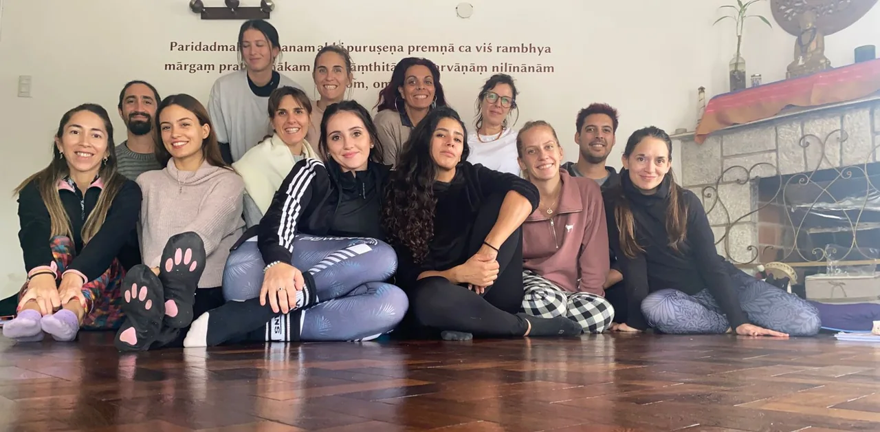 Grupo de egresados de Chakra Yoga® en Yoga Shala.