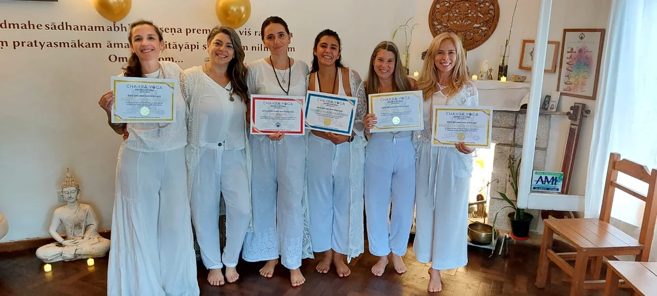Egresadas de Chakra Yoga® en Yoga Shala, con sus diplomas.