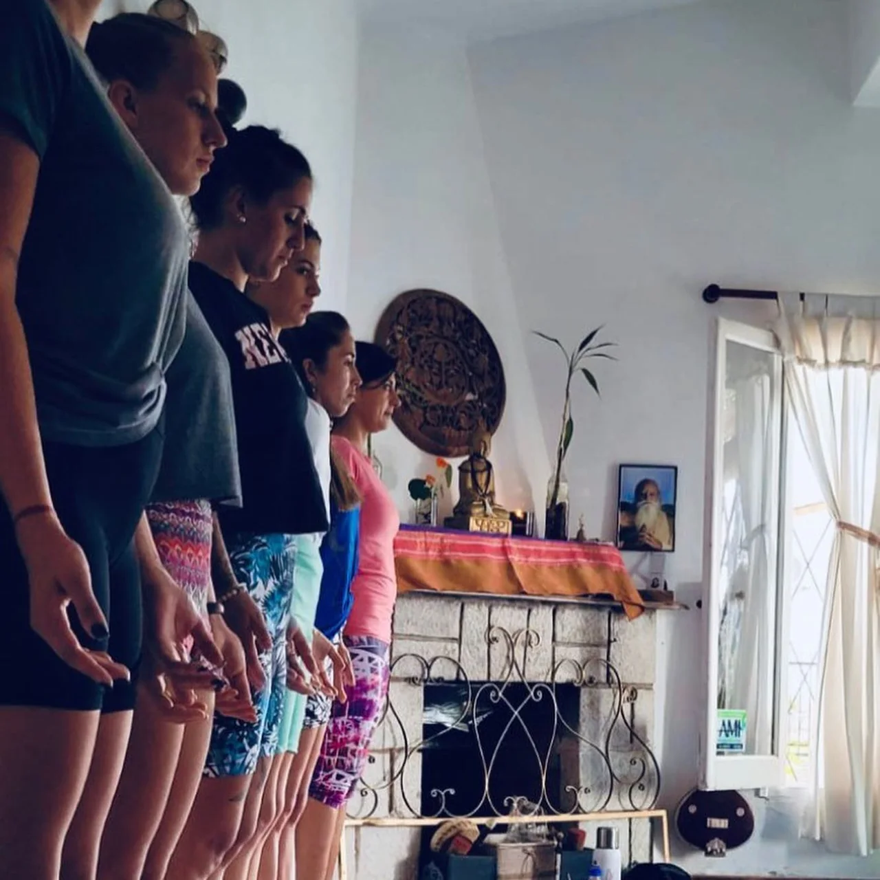 Práctica grupal de Chakra Yoga® en Yoga Shala.