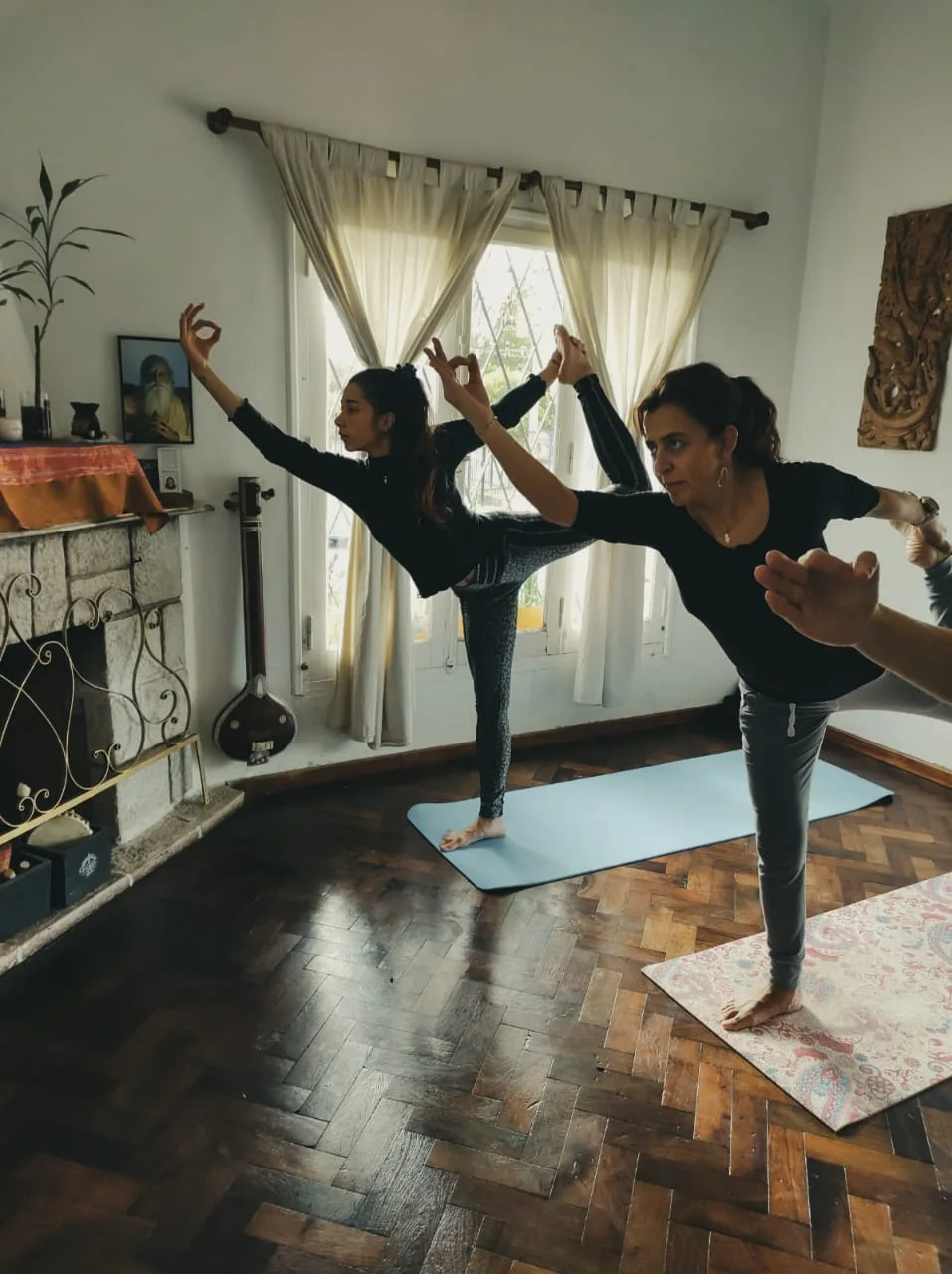 Práctica de Chakra Yoga en Yoga Shala, con las participantes explorando una postura de equilibrio.