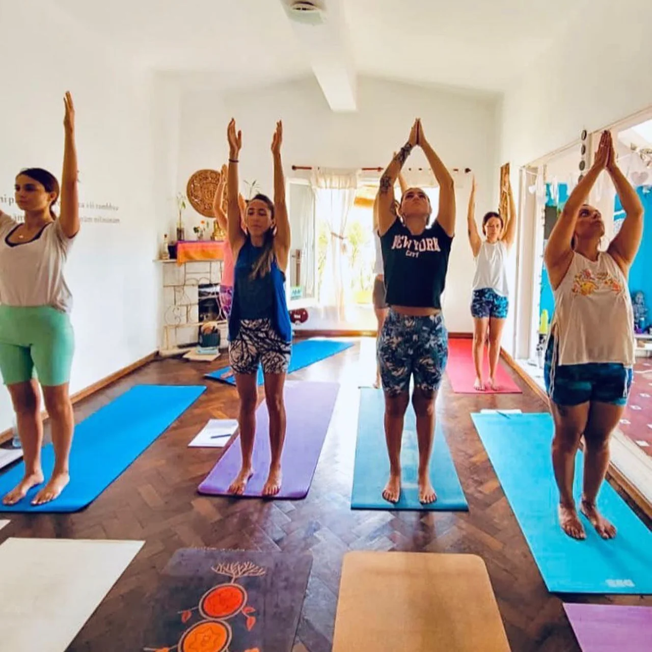 Práctica real de Chakra Yoga® en Yoga Shala.