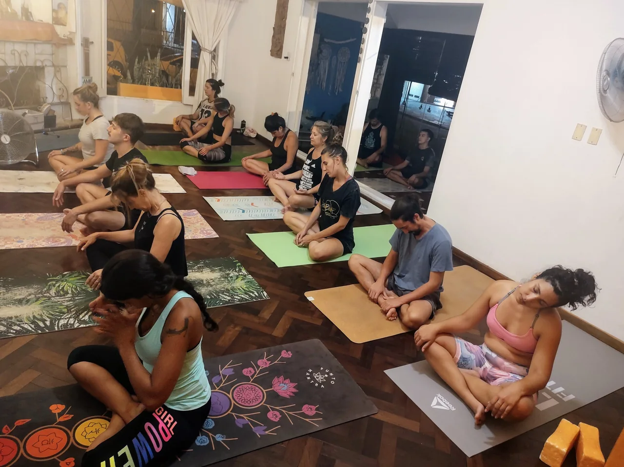 Profesorado de Chakra Yoga® — 200 horas Grupo en práctica de meditación durante una formación de Chakra Yoga®.