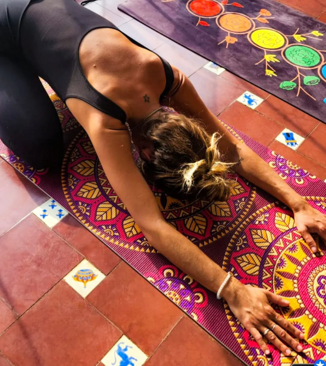 Profesorado de Chakra Yoga® — 200 horas Práctica de Chakra Yoga® sobre una esterilla.