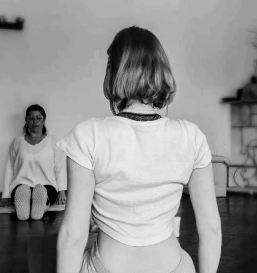 Clase de Chakra Yoga® registrada en blanco y negro.