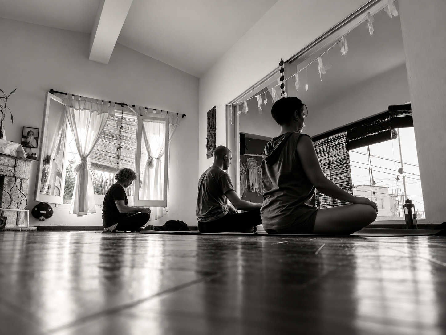 Inicio — Nueva propuesta para revisión Grupo meditando en Yoga Shala, fotografía en blanco y negro.